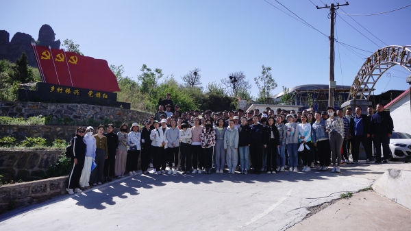 集团新利在线（中国）组织全体员工登鸡冠山